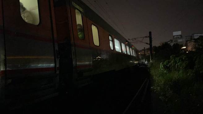 台鐵439次自強號今晚8時許，行經宜蘭校舍路平交道時，不慎撞上一名闖入平交道的行人，該名行人當場死亡。（台鐵提供／羅亦晽宜蘭傳真）
