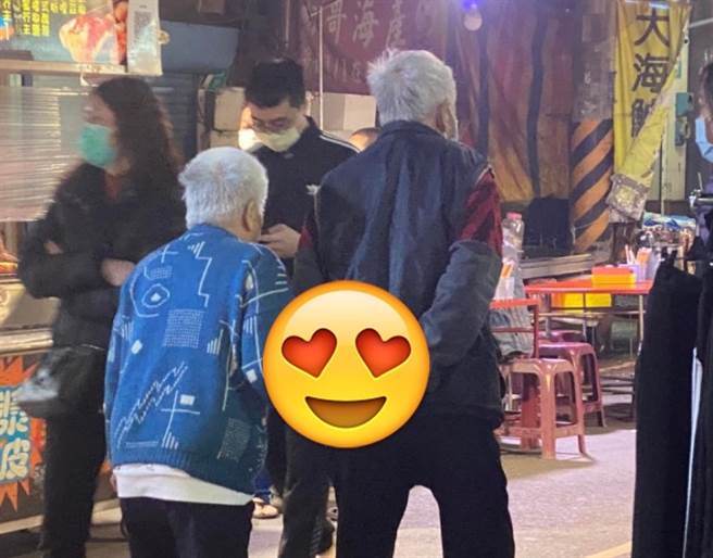 夜市最美风景！有网友分享一张老爷爷与老奶奶的照片，两人亲密动作闪瞎眾人。(图/截自爆废公社公开版)