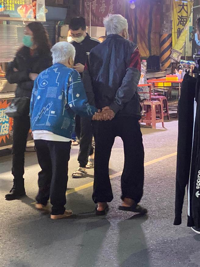 网友PO照表示，「夜市人来人往，最羡慕就属这一对」。(图/截自爆废公社公开版)
