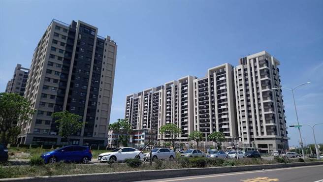 （台中海线区因话题不断，甚至上演建商抢地争当「海霸王」，屋主信心大增态度转硬，成交天数拉长。图／业者提供）