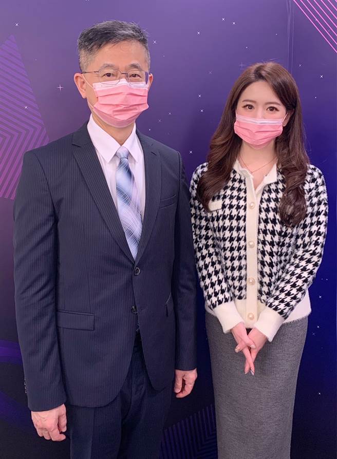 台湾运彩总经理林博泰(左)上时来运转节目，与主持人尉迟佩玉(右)谈运彩眉角。(林胜发摄)