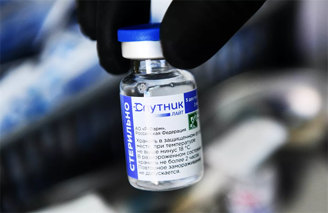 在中国大陆确立加强针使用混打疫苗后，俄制「卫星 Light」疫苗可能成为全球接种中国灭活疫苗者的主要加强针。（图／卫星通讯社）