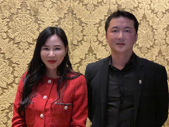 受惠于新品上市、产业结盟综效，晶钻生医去年营收登顶，年增28.87％，图左为董事长赖柏如，右为总经理谢佳宪。(洪凯音摄影)