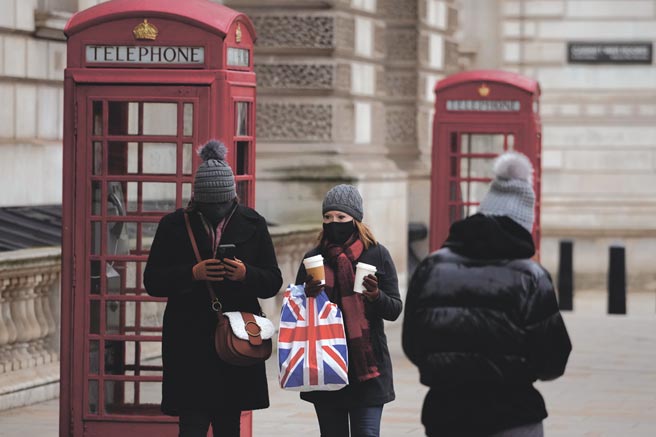 英国政府本周起将解除国内所有限制自由的防疫规定，意味着英国防疫政策将从政府干预走向个人责任。	图／美联社