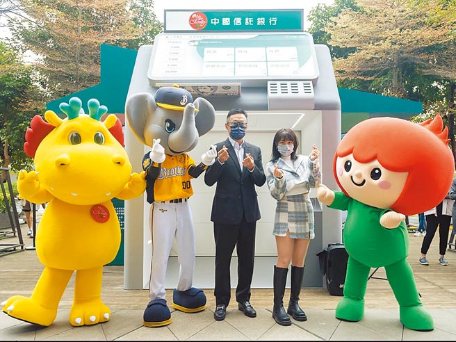 中信銀行行政長高人傑（左）與中信兄弟啦啦隊Passion Sisters人氣成員峮峮（右）共同出席中國信託全臺最大ATM開展記者會。圖／中信銀行提供