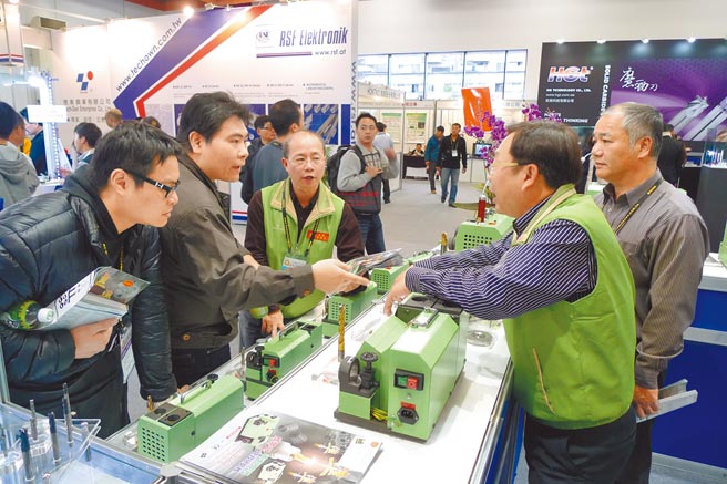 台利村展出钻头与端铣刀研磨机，吸引买主选购。图／庄富安