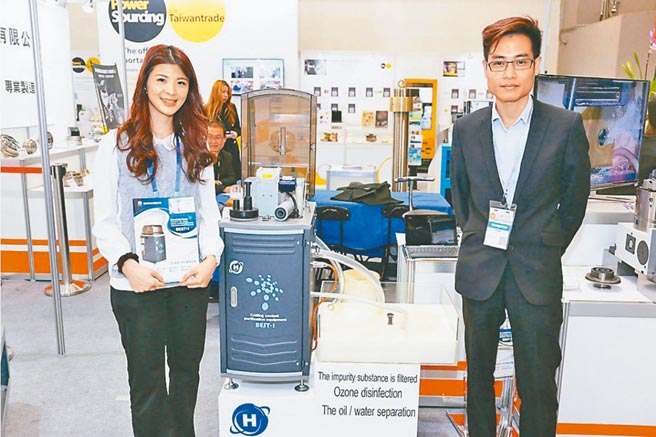 鋐川科技经理蔡祈烽（右）表示，该系统独创过滤、油、水分离及臭氧杀菌4大功能合一， 可提供工具机之消除恶臭及延长切削液使用寿命，系高科技环保节能的再生处理设备。图／鋐川科技提供