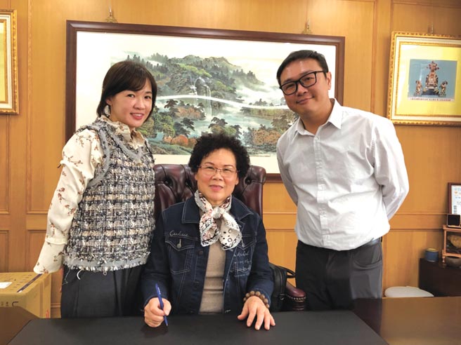 亿川公司高阶经营团队：副董事长薛如纯（右起）、董事长黄爱市与总经理薛胜赫。图／庄富安