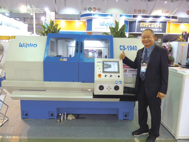 威赫科技總經理莊登賓與該公司研發上市的直覺對話式車床。圖／莊富安