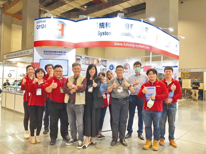富鸿系统科技董事长陈福到（前排左三）、董事长特助梁铭珠（前排左四）、总经理张茂和（前排左二）与行销团队合影。图／庄富安