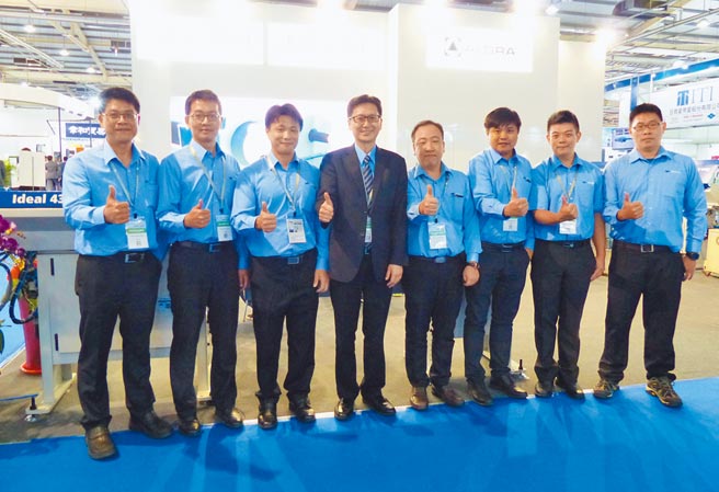 中义科技机械总经理李盈庆（左四）与行销团队合影。图／庄富安