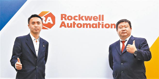 洛克威尔自动化台湾区总经理谭世宏（左）与伟允阀业总经理邱仓祥。图／陈逸格