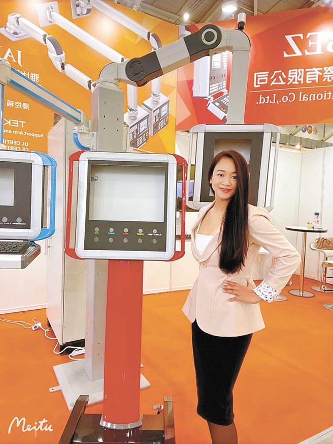 田微筑经理和该公司可客制化喷涂的升降悬臂合影。图／业者提供