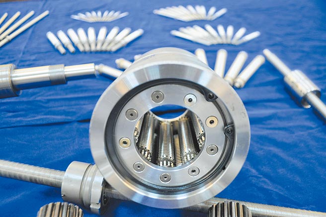 诠丰公司行星式滚柱螺杆传动的方式是在主螺纹螺杆的周围布置了6至12个螺纹滚柱小螺杆，将旋转运动转换为螺杆或螺帽的直线运动。图／郭文正