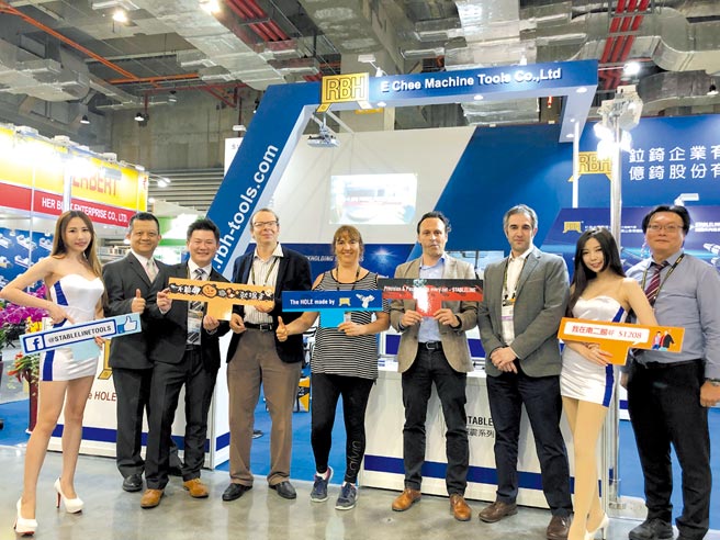 亿锜董事长罗堃锜（左二）、业务经理庄裕翔（左三）、总经理游明哲（右一）与客户、合作伙伴合影。图／业者提供