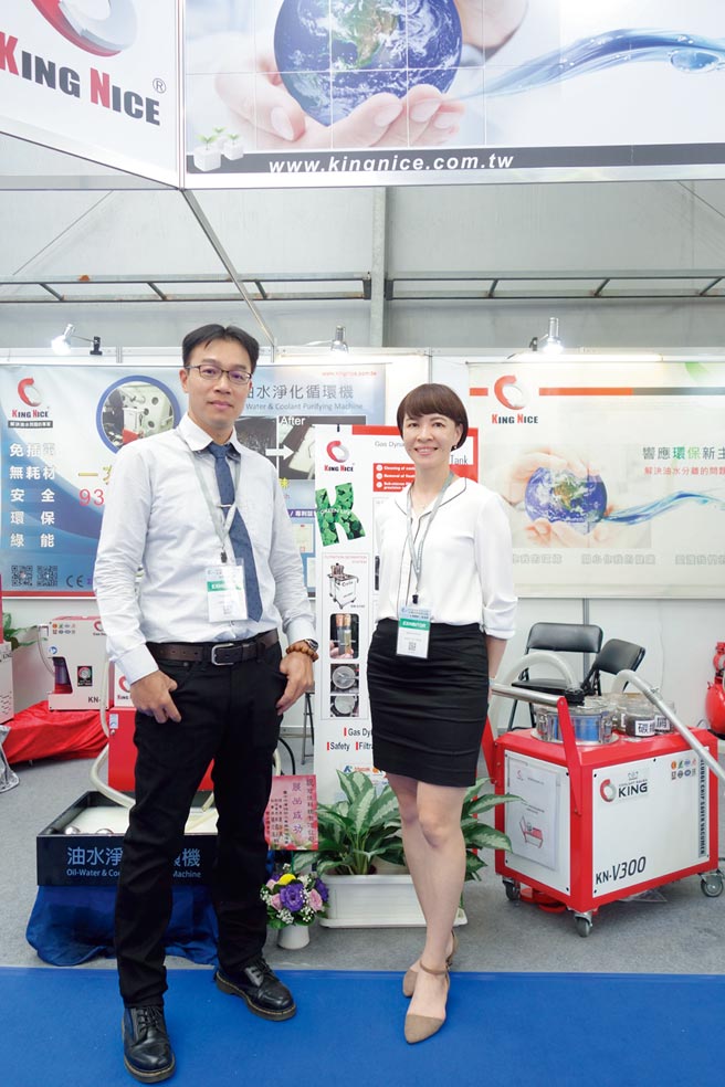 冠佳科技张总经理（左）表示，为了保护环境，冠佳将不断推出最新的油水净化设备，展现爱护地球的决心。图／黄俊荣