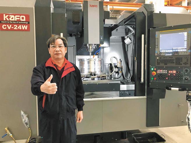 高锋工业总经理陈振中与台北展展出机种CV-24W。图／庄富安