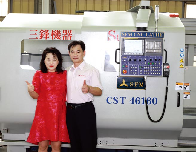 三锋机器本次将展出同时荣获台湾精品奖及国家品牌玉山奖全国首奖之最佳产品的CST-42200超大型多轴车铣复合数控车床，及CST-5060超重切削智慧化数控车床。图为董事长林松益（右）、总经理郭瑷玫合影。图／业者提供