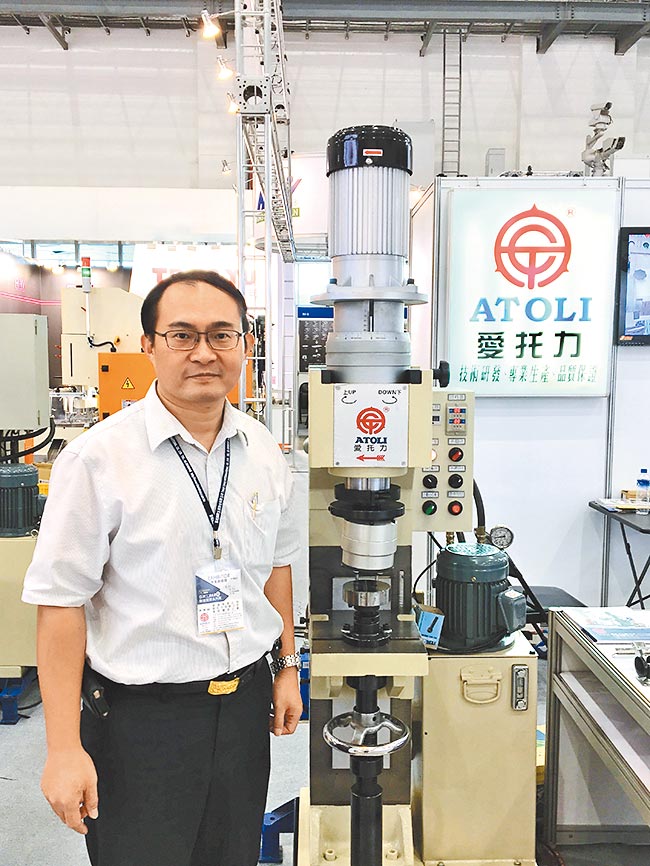 承通公司总经理洪坤铭及产品。图／蔡荣昌