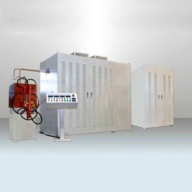 晶體式高週波金屬加熱機用電省、體積小。圖／業者提供