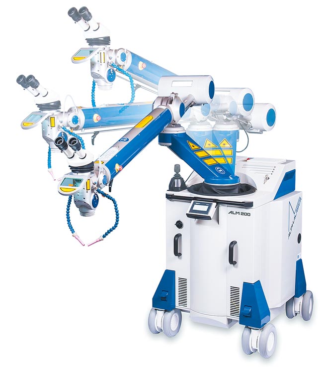 桦南公司引进的德国「ALPHA LASER」ALM（手臂式）雷射焊补机。图／桦南提供