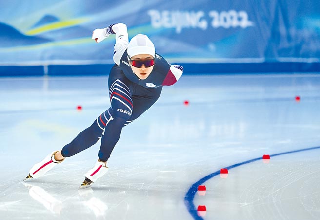 竞速滑冰选手黄郁婷从14岁开始就代表国家队四处征战，行政院无视过去苦劳，要求教育部等针对黄郁婷在冬奥的「不当言行」进行调查。图为黄郁婷参加北京冬奥速度滑冰女子1000米比赛。（新华社）