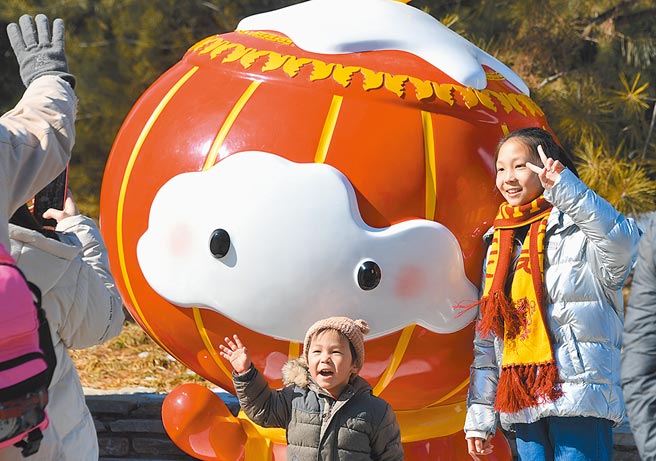 雪容融（见图）和冰墩墩玩偶，在北京冬奥拥有超高人气。（新华社）