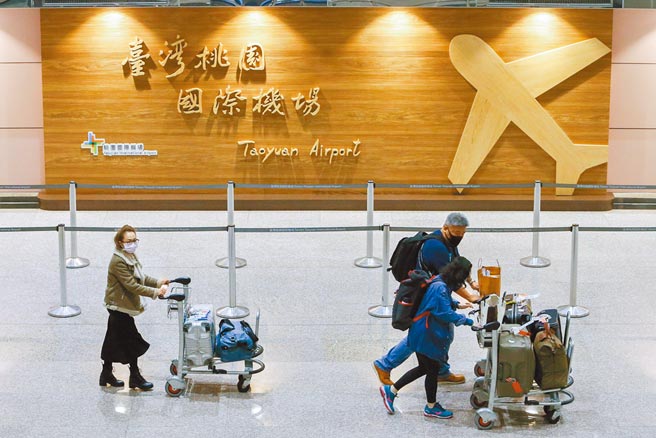 Omicron近期从欧美转烧到日、韩、香港与东南亚，短短1个月就感染1亿人。图为桃园机场入境旅客，图中人非新闻当事人。（陈麒全摄）