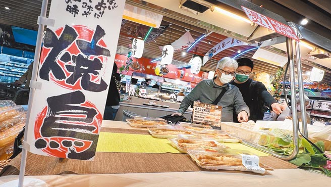 行政院2月8日宣告放寬日本福島周邊5縣市食品管制，引發各界關注爭議，圖為民眾在賣場內選購日本進口食品（此為新聞示意圖，圖中賣場並未販售福島災區食品）。（本報資料照片）