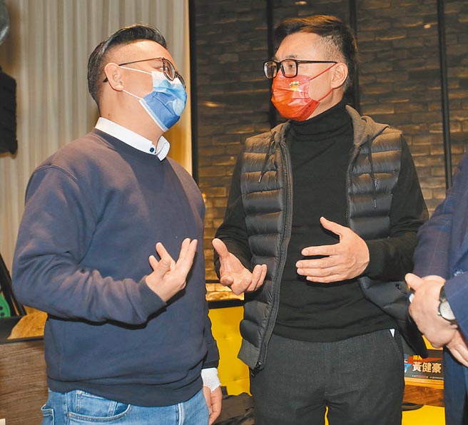 國民黨台中市議員黃健豪（左）20日參加前主席江啟臣（右）舉辦的青年沙龍，受訪時表示，新人初選民調加權100%引發爭議，而台中市傳出每區都要再加一席新人，這對現在議會裡面的市議員來說，是很嚴重的衝擊，大家反彈也非常強烈。（陳君瑋攝）