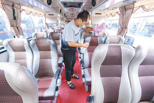 旅行、休閒、批发等相关服务业，总薪资下滑7.58％至2.28％不等，成了疫情下的产业受创的三大苦主。（黄世麒摄）