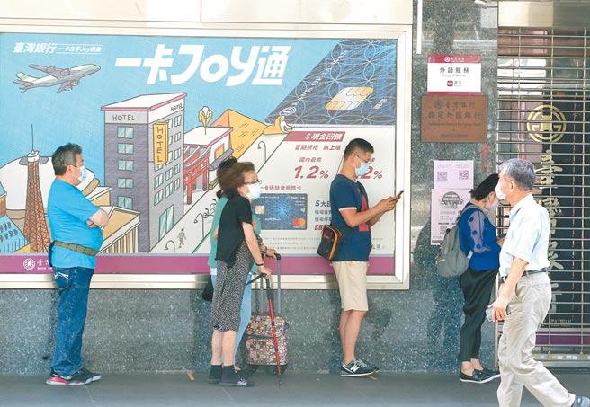 消费者申贷前务必做足功课，别被眼花撩乱的方案或话术混淆。（本报资料照片）