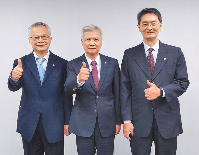 長榮航太董事長黃南宏（中）、維修事業體總經理郭勝義（左）、製造事業體總經理李緯章（右）。（黃琮淵攝）