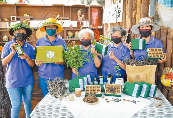 隘寮社区着名植株黄荆透过创意商品化，成了活化社区最重要关键。（林和生摄）