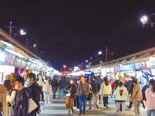 隨著本土新冠肺炎疫情趨緩，花蓮旅宿住房率在228連假期間高達8成。圖為東大門夜市人潮。（羅亦晽攝）