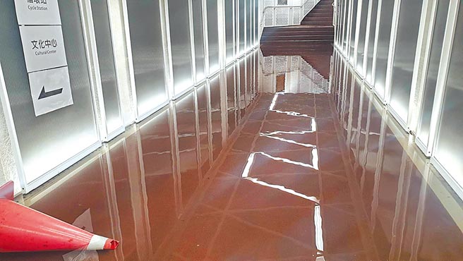 基隆市中心的城隍庙地下道翻修不到1个月又出包，抽水马达故障，导致雨水淹至脚踝，民眾无法通行，骂声连连。（陈彩玲摄）