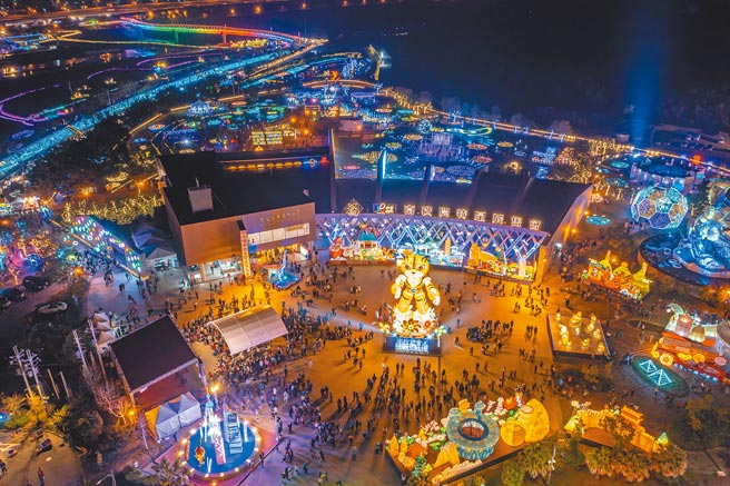 2022南投灯会20日在县长林明溱的带领下举行闭幕活动，号称全台最好玩的南投灯会，1月29日开幕至闭幕共吸引360万游客朝圣，创造11亿以上商机。（南投县府提供／吴建辉南投传真）