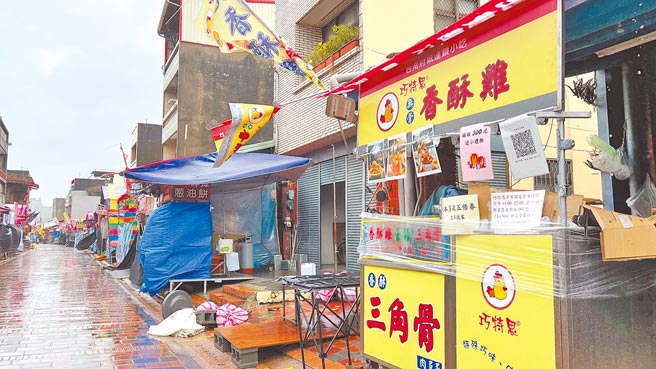 台南盐水「月津港灯节」周末游客冷清，展区附近知名的桥南老街，摊商乾脆自动休假，减少亏损。（张毓翎摄）