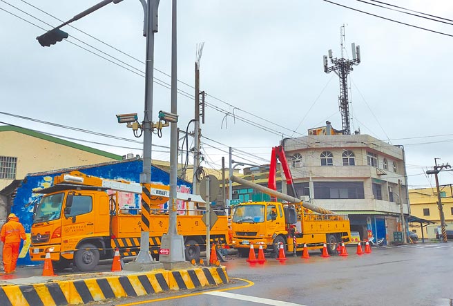 雲林沿海強風吹斷電線，台電全天候搶修避免斷電影響漁民防寒害。（張朝欣攝）