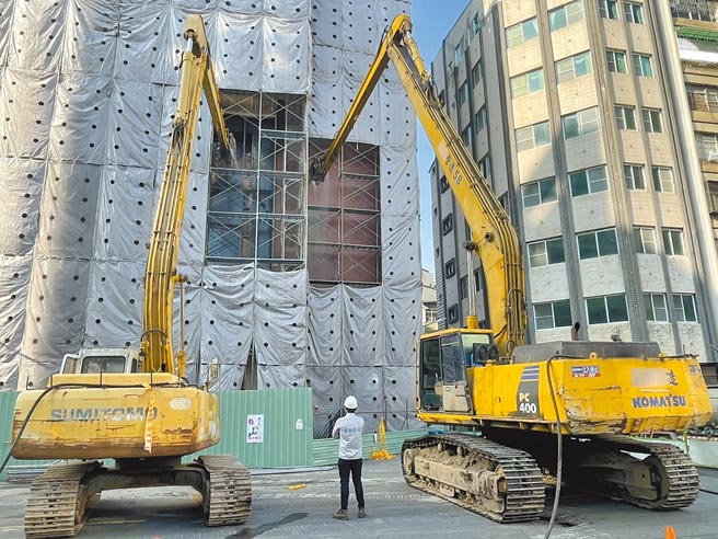 高雄鹽埕區「城中城大樓」遭大火摧殘後，被鑑定為危樓，目前正執行拆除作業，但近日卻遭附近民眾控訴，大樓拆除過程中塵土飛揚，嚴重影響民眾生活品質。（洪浩軒攝）