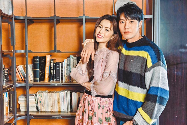张睿家（右）与任容萱首度合作八点檔《如果花知道》，没有他预期中的辛苦疲累。（罗永铭摄）任容萱服装提供：EIIZO张睿家服装提供：Tommy Hilfiger