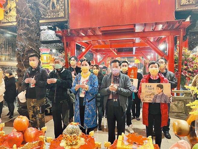 陳亞蘭（左）到大甲鎮瀾宮參拜並宣傳新戲《嘉慶君遊臺灣》。（欣湉國際提供）