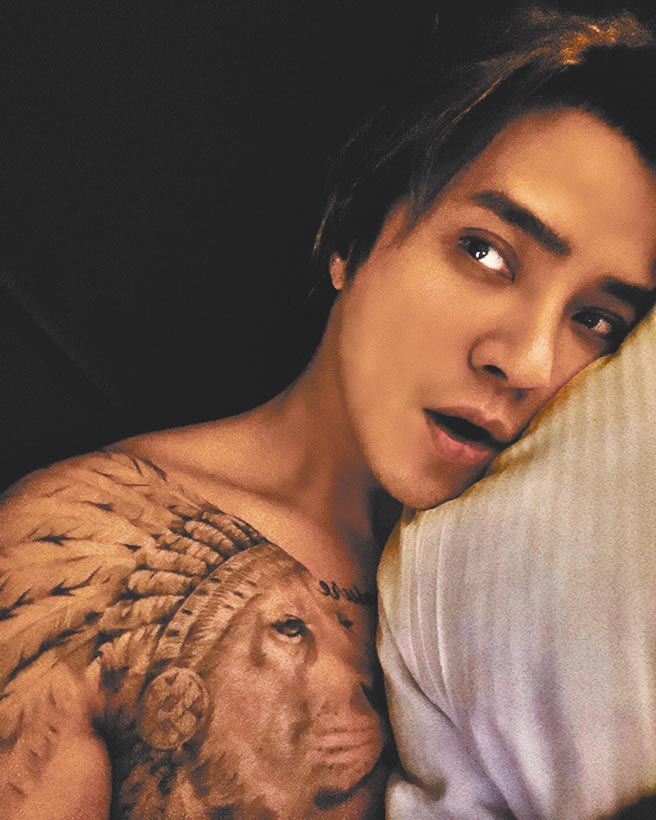 小猪胸前刺青「印地安狮子」图案。（摘自IG）