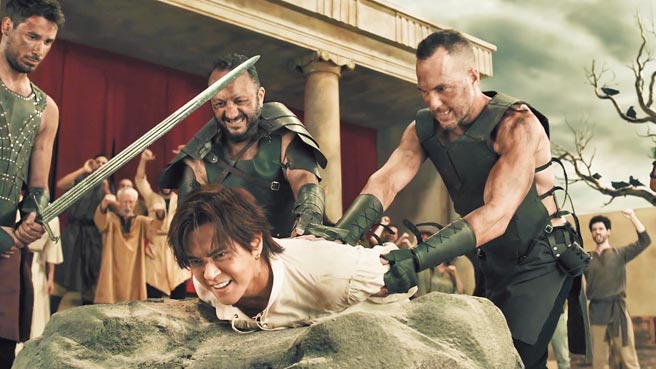 小猪在MV里饱受极刑之苦。