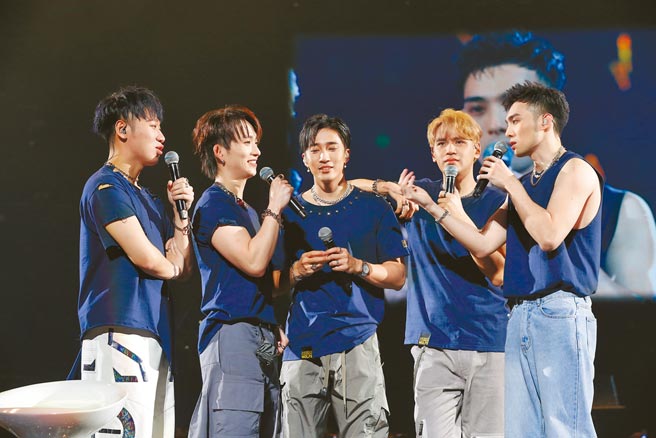 五堅情前晚演唱會尾聲在台上哭成一團。（滾石唱片提供）