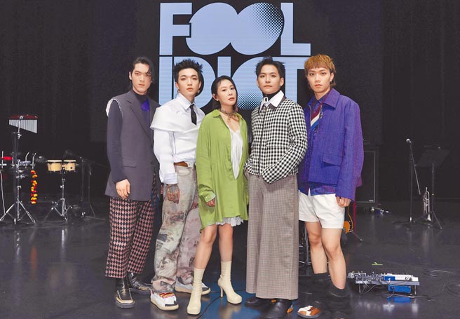 傻子与白痴前晚演唱会邀请刘若英（中）担任嘉宾。（相信音乐提供）