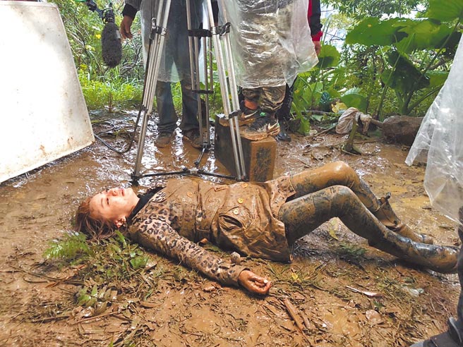 《黄金岁月》演员苗真低温中躺泥泞拍戏。（民视提供）