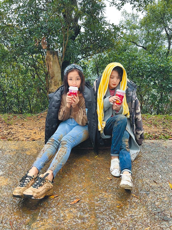 赖慧如（左）、楚宣拍完戏急喝热饮取暖。（民视提供）