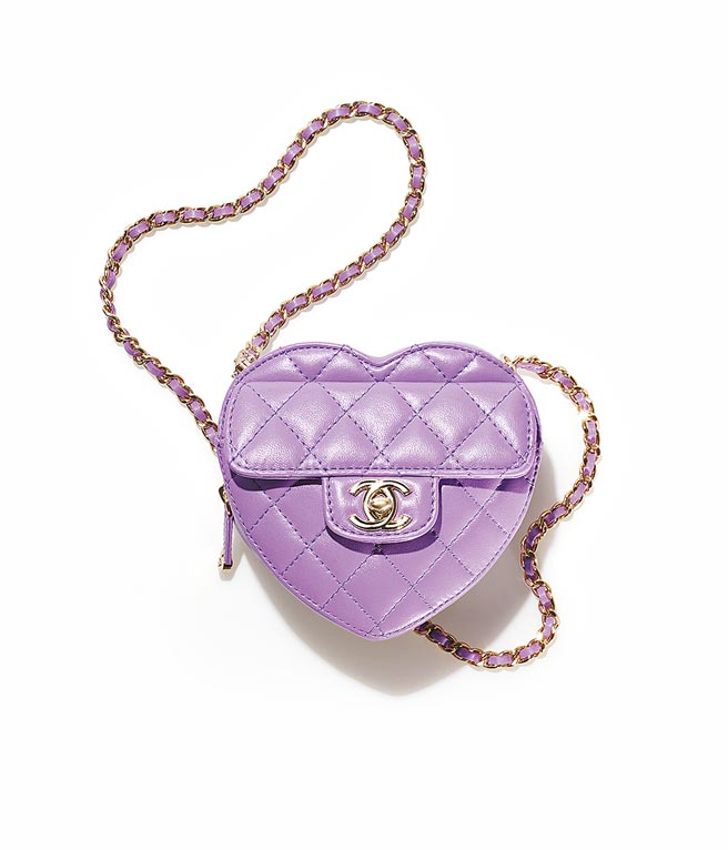 香奈儿紫色心形皮革菱格纹皮穿炼小包，10万3500元。（CHANEL提供）