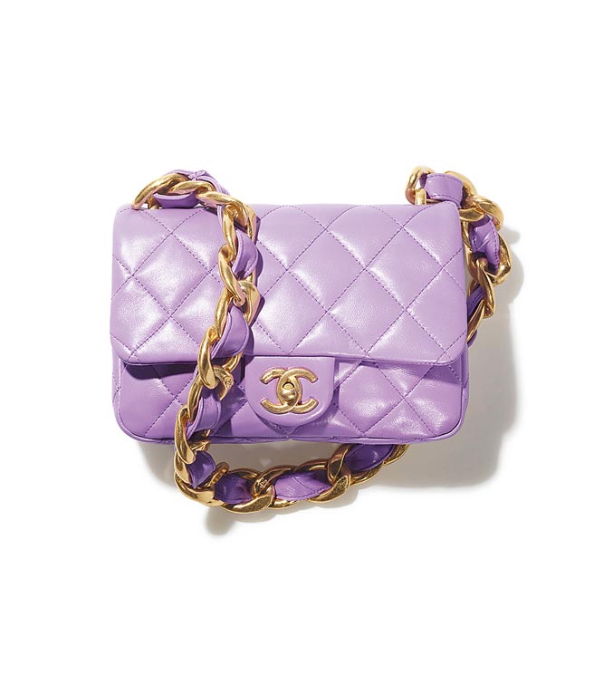 香奈儿紫色皮革菱格纹皮穿炼肩背包，15万8600元。（CHANEL提供）